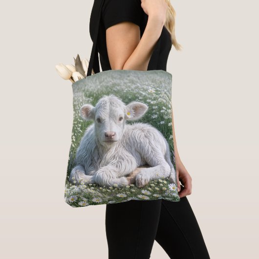 Weißes schottisches Hochlandkalb in Daisy Meadow Tasche (Von Nahem)