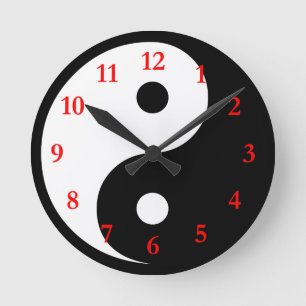 Weißes schwarzes Yin-Yang-Symbol mit roten Zahlen Runde Wanduhr