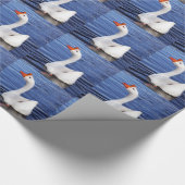 Weißes Schwimmgänse in blauem Wasser Geschenkpapier (Ecke)