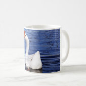 Weißes Schwimmgänse in blauem Wasser Kaffeetasse (VorderseiteRechts)