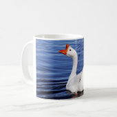 Weißes Schwimmgänse in blauem Wasser Kaffeetasse (Vorderseite Links)