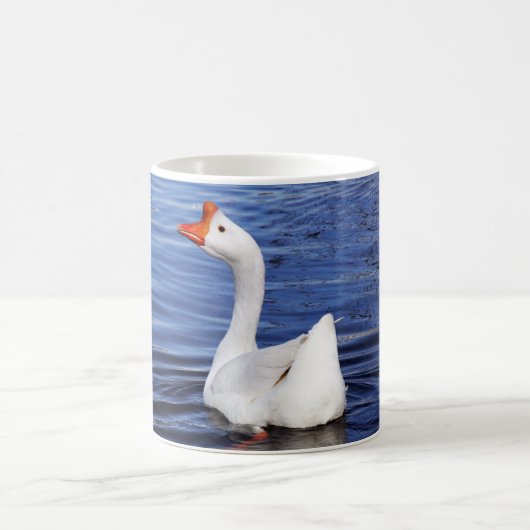 Weißes Schwimmgänse in blauem Wasser Kaffeetasse (Mittel)