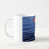 Weißes Schwimmgänse in blauem Wasser Kaffeetasse (Links)