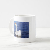 Weißes Schwimmgänse in blauem Wasser Kaffeetasse (Vorderseite Links)