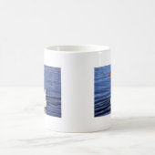 Weißes Schwimmgänse in blauem Wasser Kaffeetasse (Mittel)