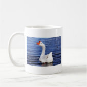 Weißes Schwimmgänse in blauem Wasser Kaffeetasse (Links)