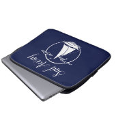Weißes Seegelboot/Segel weg / Silhouette Laptopschutzhülle (Vorne Knopf)