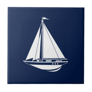 Weißes Segelboot auf nautischem Blau – maritime Fliese