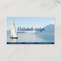 Weißes Segelboot auf Wasser