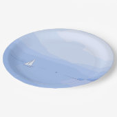 Weißes Segelboot im See am blauen Himmel Pappteller (Schrägansicht)