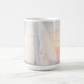 Weißes Segelboot Ozeanglühen Kaffeetasse (Mittel)