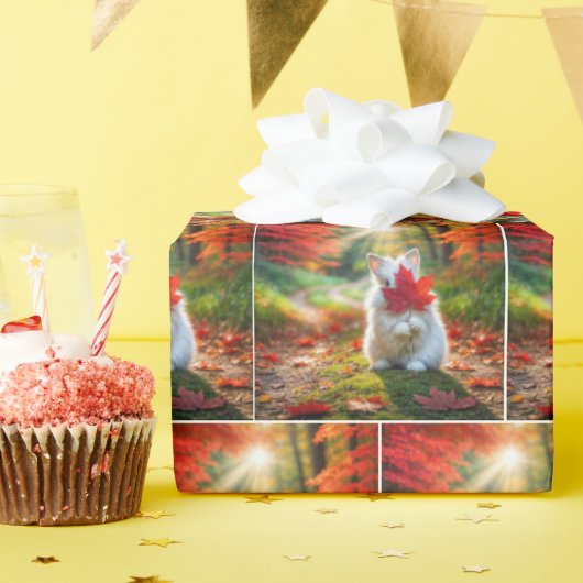 Weißes Sonnenblumen Hinter einem roten Ahornleaf Geschenkpapier (Geburtstagsparty)