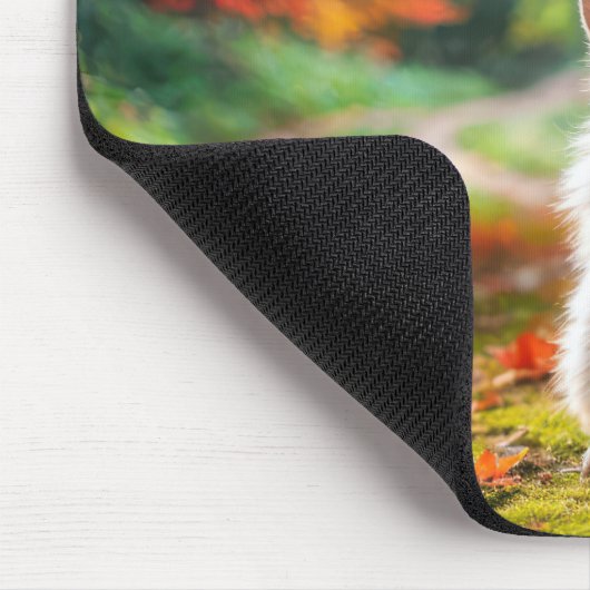 Weißes Sonnenblumen Hinter einem roten Ahornleaf Mousepad (Ecke)