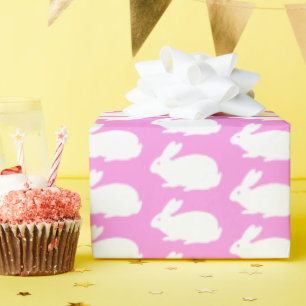 Weißes, sonniges Muster auf rosa Geschenkpapier