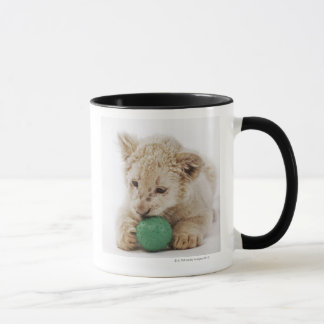 Weißes Spielen des Löwejungen (Pantheralöwe Tasse