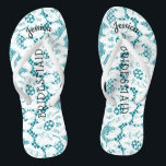 Weißes Spitze-mit Blumenaqua der Badesandalen<br><div class="desc">Personalisierte, romantische Blumenspitzestrandhochzeit drehen Vintage Art Reinfallsandelholze Imitats, weiße mit Blumenspitze auf beachy Gefühl, Türkishintergrund um. Name der Brautjungfer oben in gebogener, eleganter Art, Skriptbuchstaben. Brautjungfer wird hinunter die Mitte in der modernen Beschriftung gedruckt. Ändern Sie zu den Sitz-Brautpartymitgliedern, wie Braut, Blumenmädchen oder Trauzeugin. Hübsche Strand-Gastgeschenke Hochzeit für Brautpartymitglieder. Gerade...</div>