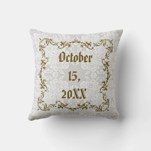 Weißes Spitze-u. Goldhochzeits-Name-Datums-Kissen Kissen (Rückseite)