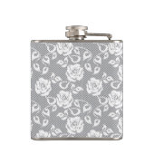 Weißes Spitzemuster auf grauem Hintergrund Flachmann (Rückseite)