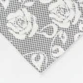 Weißes Spitzemuster auf grauem Hintergrund Fleecedecke (Ecke)