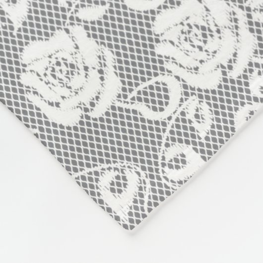 Weißes Spitzemuster auf grauem Hintergrund Fleecedecke (Ecke)