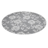 Weißes Spitzemuster auf grauem Hintergrund Schneidebrett (Ecke)