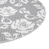 Weißes Spitzemuster auf grauem Hintergrund Schneidebrett (Ecke)