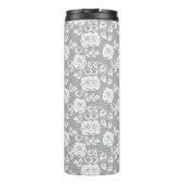 Weißes Spitzemuster auf grauem Hintergrund Thermosbecher (Rückseite)