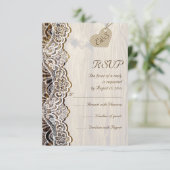 Weißes Spitzen & Herz auf Holzhochzeit RSVP (Stehend Vorderseite)