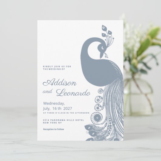 Weißes staubblaues Königspfau elegante Hochzeit Einladung (Stehend Vorderseite)