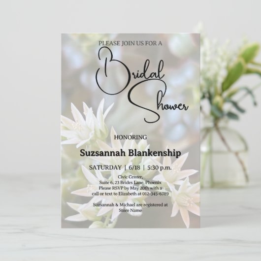 Weißes sukkuläres Brautparty mit Blumenhintergrund Einladung (Stehend Vorderseite)