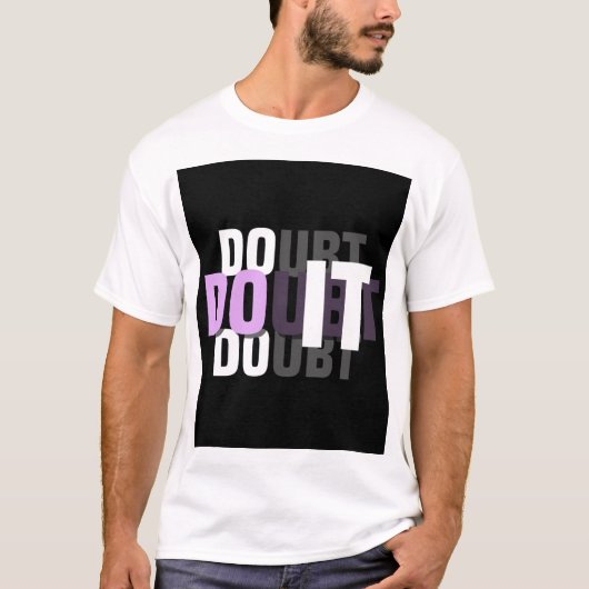 Weißes T-Shirt mit halbem Ärmel und „DOUBT“-Grafik (Vorderseite)