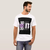Weißes T-Shirt mit halbem Ärmel und „DOUBT“-Grafik (Vorne ganz)