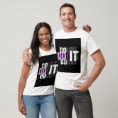 Weißes T-Shirt mit halbem Ärmel und „DOUBT“-Grafik (Unisex)