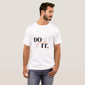Weißes T-Shirt mit halben Ärmeln und Text (Vorne ganz)