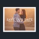 Weißes Typografie-Overlay-Foto Save the Date Ankündigungspostkarte<br><div class="desc">Diese rustikale,  skurrile Save the Date Postkarte enthält den Text "Bitte rett unser Datum" in der Mitte der Karte und überragt ein großes Foto. Passen Sie Ihre Hochzeitsdetails und Ihr Lieblings-Foto an.</div>