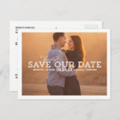 Weißes Typografie-Overlay-Foto Save the Date Ankündigungspostkarte (Vorne/Hinten)