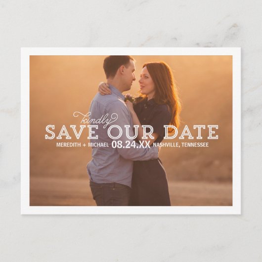 Weißes Typografie-Overlay-Foto Save the Date Ankündigungspostkarte (Vorderseite)