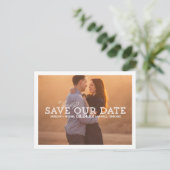 Weißes Typografie-Overlay-Foto Save the Date Ankündigungspostkarte (Stehend Vorderseite)