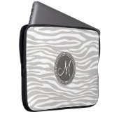 Weißes u. graues Zebra-Monogramm-Muster Laptopschutzhülle (Vorne Rechts)