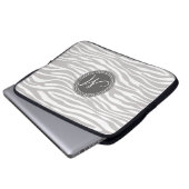 Weißes u. graues Zebra-Monogramm-Muster Laptopschutzhülle (Vorne Knopf)