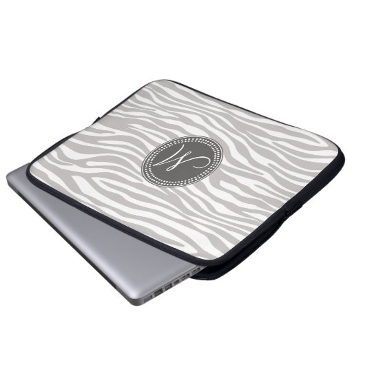 Weißes u. graues Zebra-Monogramm-Muster Laptopschutzhülle (Vorne Knopf)