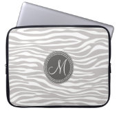 Weißes u. graues Zebra-Monogramm-Muster Laptopschutzhülle (Vorderseite)