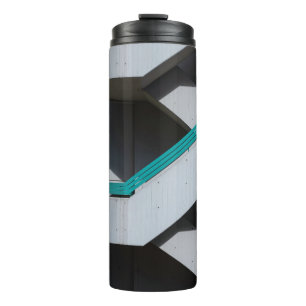 WEIßES UND BLAUES BETONGEBÄUDE THERMOSBECHER