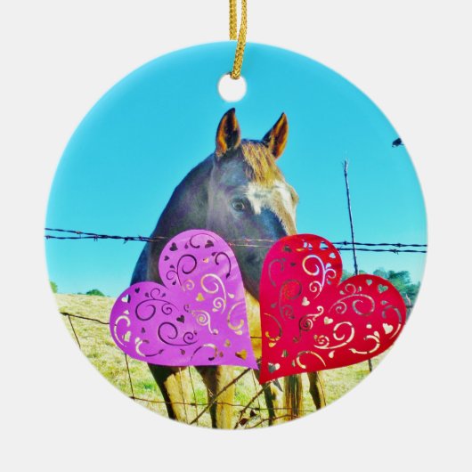 Weißes und braunes Pferd Valentine Hearts Keramikornament (Vorne)