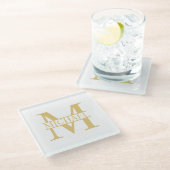 Weißes und goldenes personalisiertes Monogramm und Glasuntersetzer (Schrägansicht)