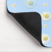 Weißes und hellblaues Muster mit Gänseblümchen Mousepad (Ecke)