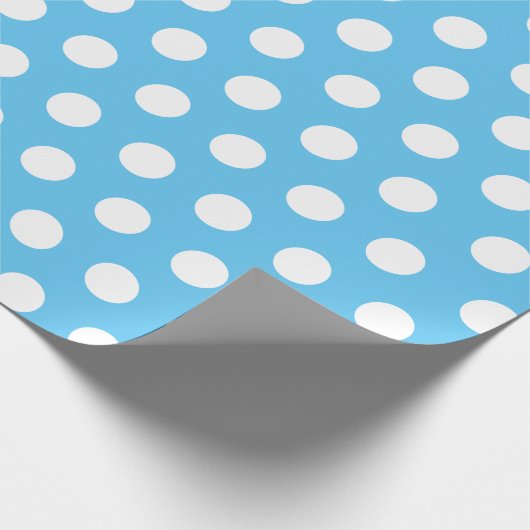 Weißes und leichtes blaues Medium Polka Dot Wrappi Geschenkpapier (Ecke)