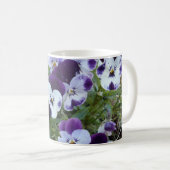 Weißes und Lila Stiefmütterchen über Bush, Kaffeetasse (VorderseiteRechts)