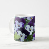 Weißes und Lila Stiefmütterchen über Bush, Kaffeetasse (Vorderseite Links)