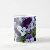 Weißes und Lila Stiefmütterchen über Bush, Kaffeetasse (Mittel)